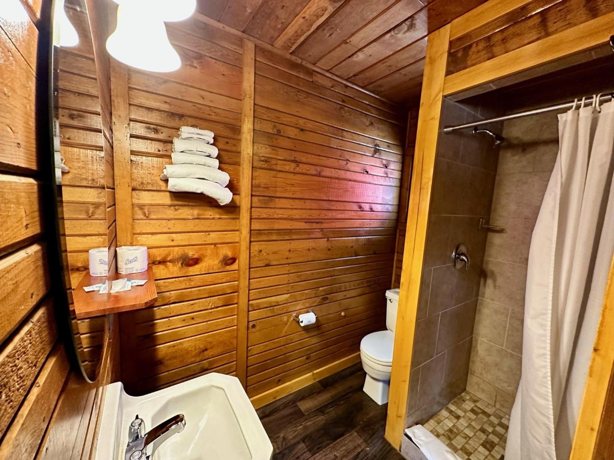 Yellowstone Cabins And Rv West Yellowstone Bagian luar foto